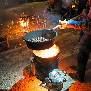 Am Ende der Wanderung gab es frisch gebratene Maroni und w?rmenden Tee.