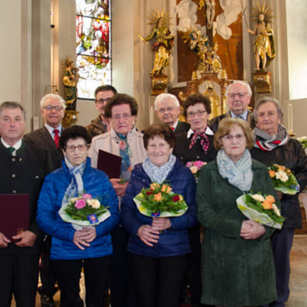 Pfarre Kopfing ehrt langjährige Kirchenchormitglieder