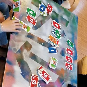 Auch Kartenspiele wurden ausgepackt