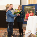 Paula Wintereder dankt Sabrina und Florian Kurzmann vom Gasthof 'Zur Traube' in Grein mit einem Blumenstrauß für die Suppen