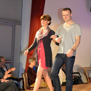 MODENSCHAU und Informationen über ökologisch und fair hergestellte Kleidung 