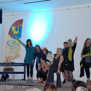 MODENSCHAU und Informationen über ökologisch und fair hergestellte Kleidung 