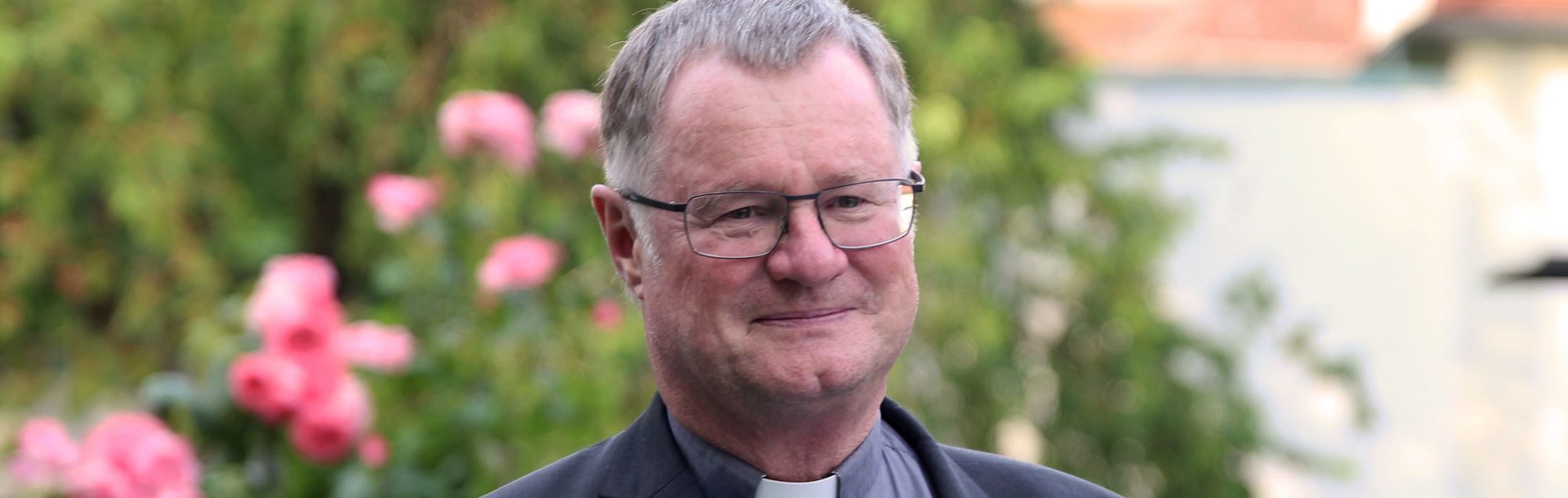 Bischof Manfred Scheuer beim Medienempfang im Garten des Bischofshofs