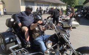 Biker Erich mit Alois am Sozius.  