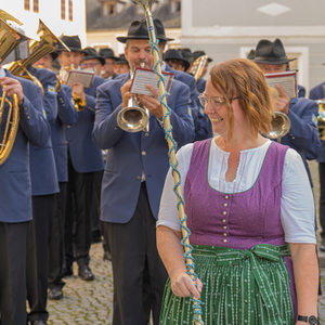 Dankefest in der Pfarre Kirchdorf an der Krems, BIld: Die Stadtkapelle überrascht die scheidende Pastoralassistentin Bernadette Hackl (im Dirndlkleid) nach dem Sonntagsgottesdienst mit einem Ständchen