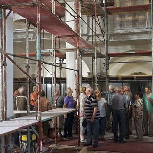 Besichtigung der Baustelle am Gerüst