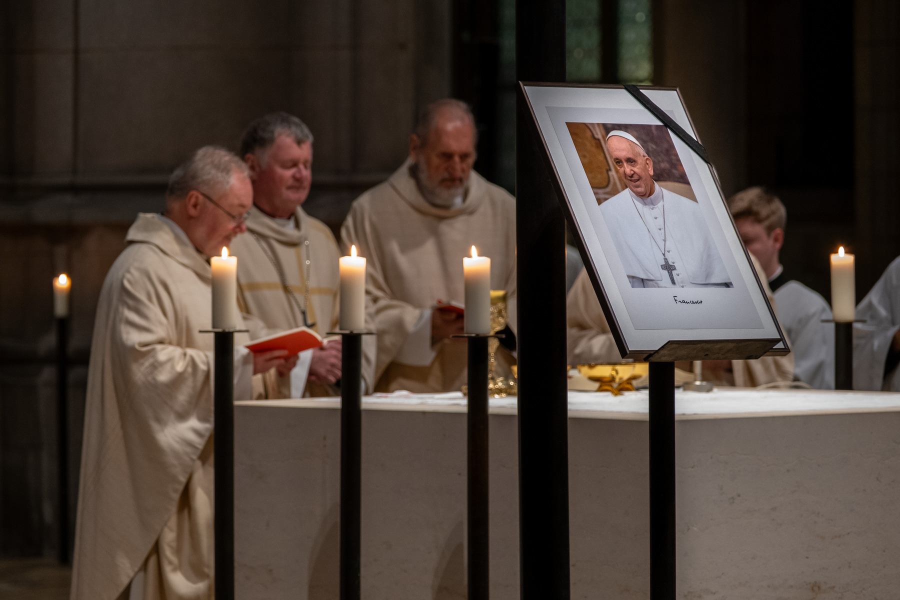 Im Linzer Mariendom nahmen zahlreiche Gläubige Abschied vom verstorbenen Papst Franziskus.