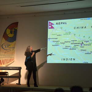 MODENSCHAU und Informationen über ökologisch und fair hergestellte Kleidung 