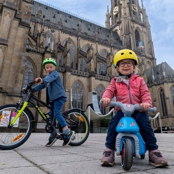 Im Mariendom findet einmal im Jahr eine Kinderfahrzeugsegnung statt. Dabei sind die kleinen Besucherinnen und Besucher eingeladen, ihre Roller, Tretautos, Lauf- oder Fahrräder mitzubringen.