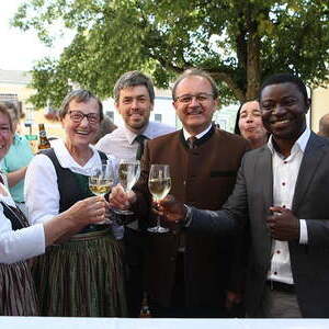 Pfarrer Hansjörg Wimmer, Kaplan Samuel Ogwudile, Frau Klara