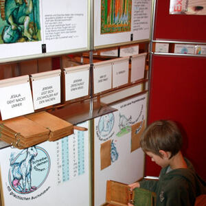 Kinder bei der Buchaustellung