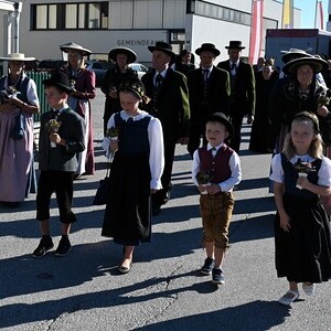 Die Trachtengruppe Inzersdorf, sowie die Trachtengruppenkinder