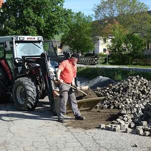 Stefan Etzelstorfer beim Steinereinigen