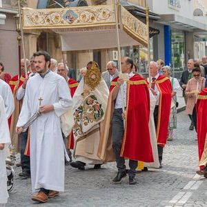 Bei einer Fronleichnamsprozession wird in einer Monstranz der Leib Christi durch die Straßen getragen. Im Bild Prozession in Kirchdorf an der Krems mit  P. Severin Kranabitl (mit der Monstranz)