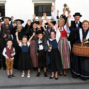 Gruppenspaßfoto der Trachtengruppe