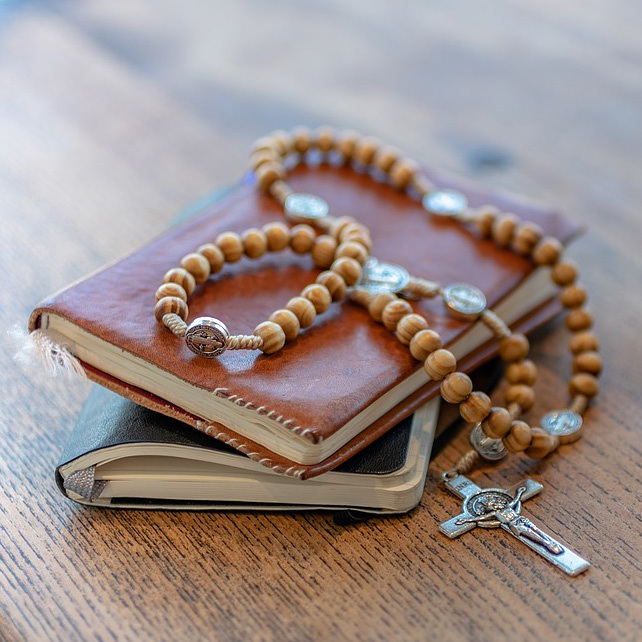 2 Bücher und ein Rosenkranz