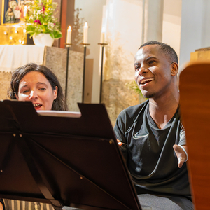 Biko singt ein berührendes Danke-Lied in Swaheli