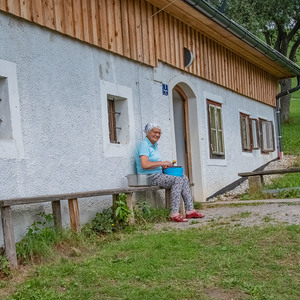 Maria Ullner genießt die Aussicht beim Erdäpfelschälen