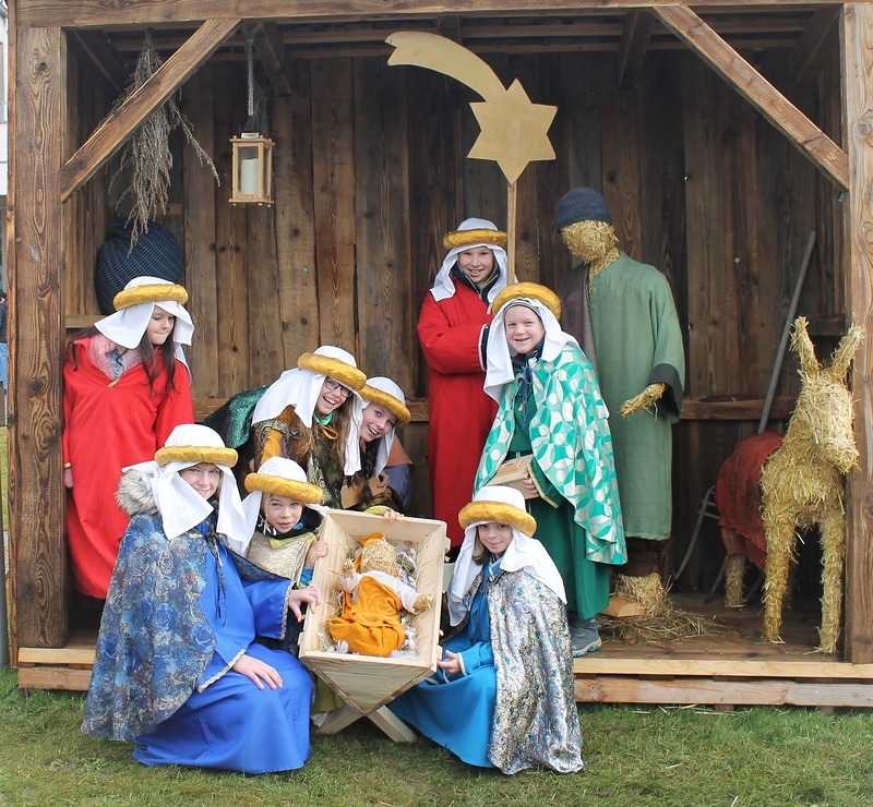 Sternsinger bei der Krippe
