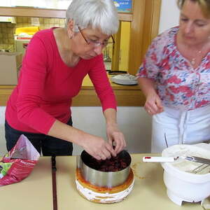 Torten verzieren, Pfarre Neumarkt im Mühlkreis