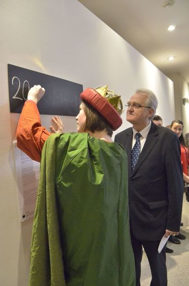 Franziska Huber schreibt den Sternsinger-Segensspruch im Protokollbereich des EU-Parlaments an. 