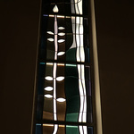 beleuchtetes Glasfenster in der Christuskirche