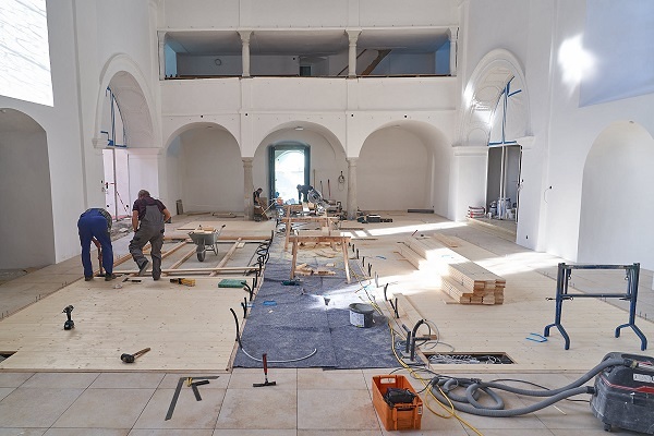 Podest für Kirchenbänke fertig