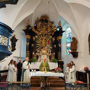 PfrProv. Walter Dorfer feiert den Gottesdienst.