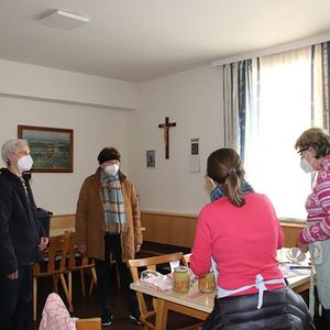 Suppe in Gläser füllen für den Familienfasttag