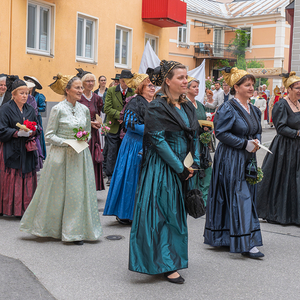 Feierliche Prozession durch die Stadt