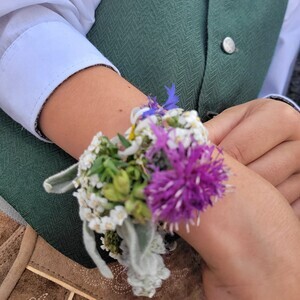 Selbstgebastelter Blütenschmuck