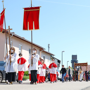 Prozession durchs Pfarrgebiet