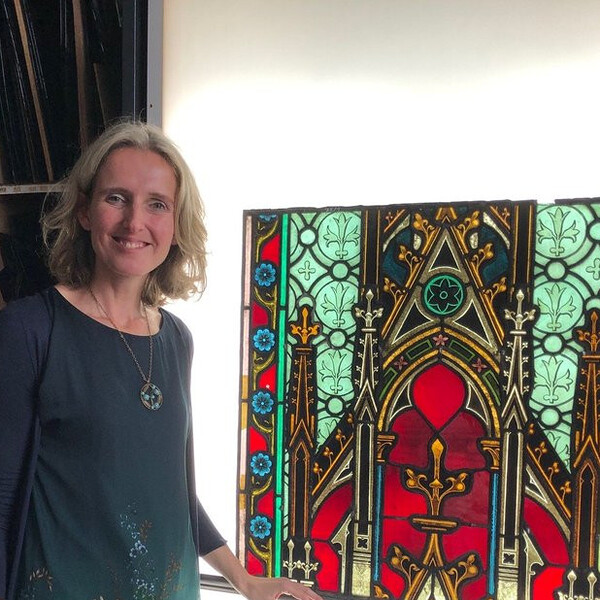 Dr.in Christina Wais ist als Kunsthistorikerin auf Glasmalerei vom Mittelalter bis zur Gegenwart spezialisiert. Im Zuge des Projekts „Corpus Vitrearum“ an der Akademie der Wissenschaften begleitet sie die Restaurierung der Fenster des Linzer Mariendo