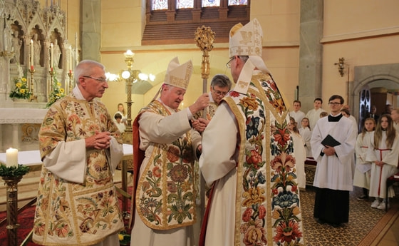 Bischof Manfred Scheuer überreicht dem neuen Abt den Stab.