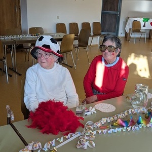 mitfeiernde verkleidete Personen