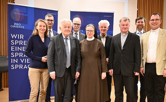 V. l.: Ökumene-Referentin Gudrun Becker, Florian Wegscheider, Vorsitzender Josef Pühringer, Präsident Alfons M. Kloss, Sr. Barbara Lehner, Wolfgang Weidl, Bischof Manfred Scheuer, Generalsekretär Bernd Mussinghoff, Referent Stefan Gugerel