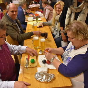 gesegnete Speisen werden verzehrt