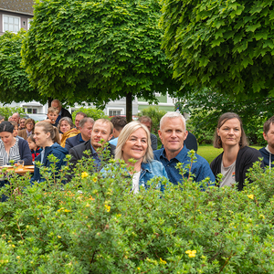 Frühschoppen im Pfarrgarten