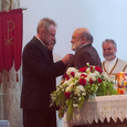 Kirchenpfleger Hubert Kaufleitner bekam das Ehrenzeichen des Landes Oberösterreich verliehen durch Bundesrat Ferdinand Tiefnig. Foto: Pfarre Hochburg