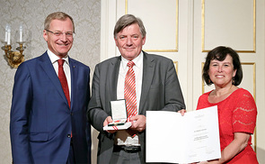 Humanitätsmedaille des Landes an Dr. Wilhelm Achleitner verliehen