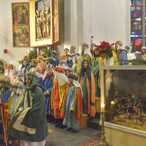 Sternsinger-Gottesdienst in Kirchdorf an der Krems mit Pfarrer P. Severin Kranabitl und Pastoralassistentin Bernadette Hackl, die die Aktion für Kirchdorf koordinierte. Kinder, Jugendliche und Erwachsene zogen als Sternsinger in die Kirche ein. Dabe