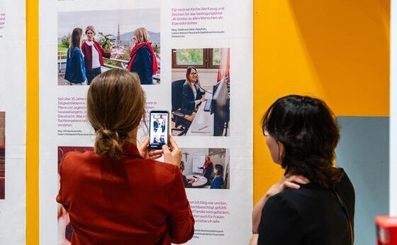 Vernissage der Fotoausstellung „Die Kirche ist weiblich“