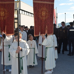 Die Ministranten mit Kapitelkreuz und Fahnen