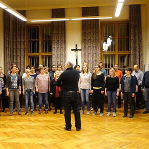 Wolfgang Kreuzhuber mit dem Chor des Konservatoriums für Kirchenmusik der Diözese Linz