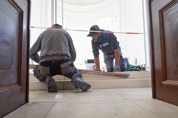 Stufen zur Seitenkapelle