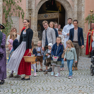 Feierliche Prozession durch die Stadt