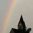 Regenbogen über der Kirche