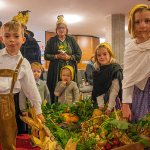 Die Kinder der Trachtengruppe mit dem geschmückten Leiterwagen