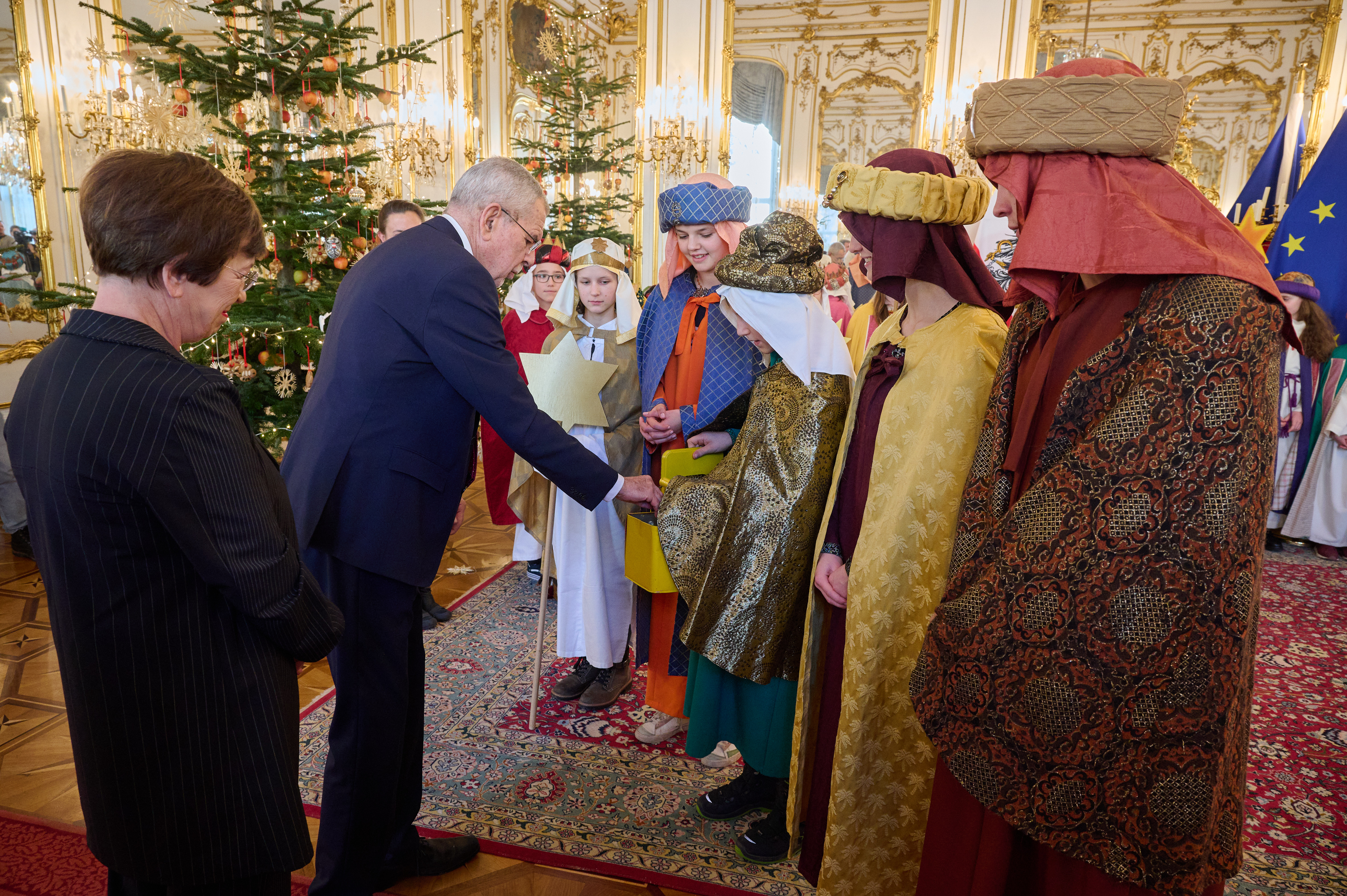 Bundespräsident Alexander van der Bellen überreicht eine Spende an die Sternsinger-Gruppe aus Schärding. 