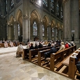 Auch in Corona-Zeiten ist die Kirche mit stärkenden Angeboten für die Menschen da.  Auf dem Bild: Jubiläumsgottesdienst anlässlich 80. Geburtstag von Bischof em. Ludwig Schwarz und 40 Jahre Priesterweihe von Bischof Manfred Scheuer am 11.10.2020.